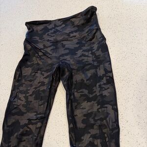 SPANX Women black and gray camo leggings